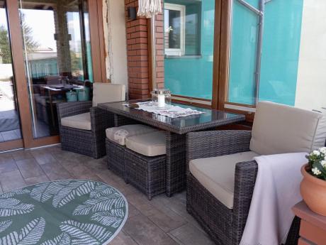 Technorattanowy komplet mebli z wysokim stołem, sofą 186cm, fotelami i pufami Cofete Dining – Brown