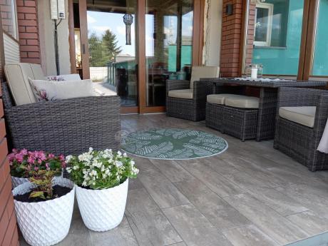 Technorattanowy komplet mebli z wysokim stołem, sofą 186cm, fotelami i pufami Cofete Dining – Brown