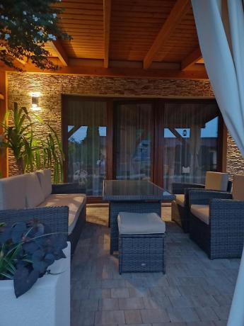 Technorattanowy komplet mebli z wysokim stołem, sofą 186cm, fotelami i pufami Cofete Dining – Brown