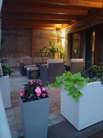 Technorattanowy komplet mebli z wysokim stołem, sofą 186cm, fotelami i pufami Cofete Dining – Brown