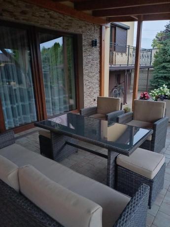 Technorattanowy komplet mebli z wysokim stołem, sofą 186cm, fotelami i pufami Cofete Dining – Brown
