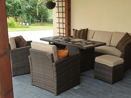 Technorattanowy komplet mebli z wysokim stołem, sofą 186cm, fotelami i pufami Cofete Dining – Brown