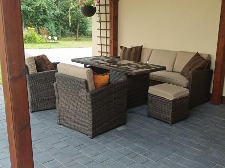 Technorattanowy komplet mebli z wysokim stołem, sofą 186cm, fotelami i pufami Cofete Dining – Brown