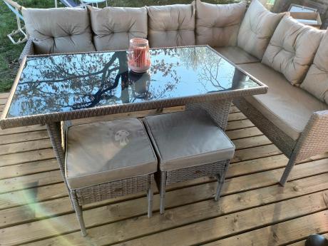 narożnik ogrodowy z wysokim stołem