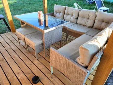 narożnik ogrodowy z wysokim stołem