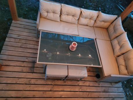 narożnik ogrodowy z wysokim stołem