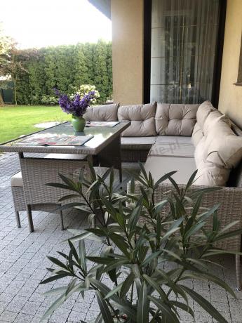 narożnik ogrodowy z wysokim stołem