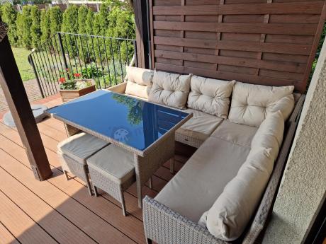 narożnik ogrodowy z wysokim stołem