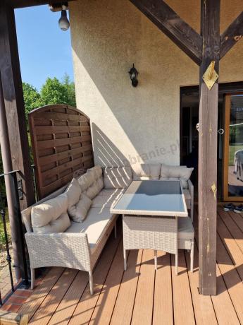 narożnik ogrodowy z wysokim stołem