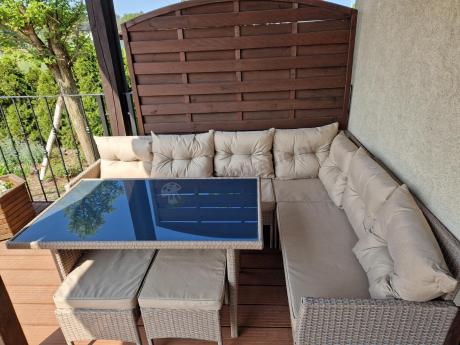 narożnik ogrodowy z wysokim stołem