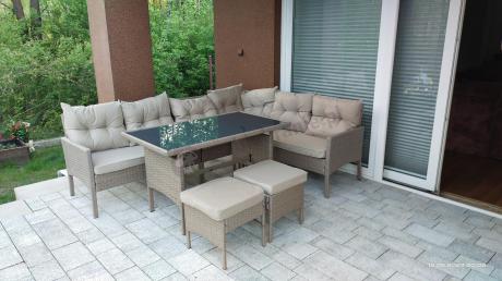 narożnik ogrodowy z wysokim stołem