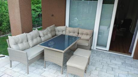 narożnik ogrodowy z wysokim stołem