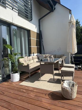 narożnik ogrodowy z wysokim stołem