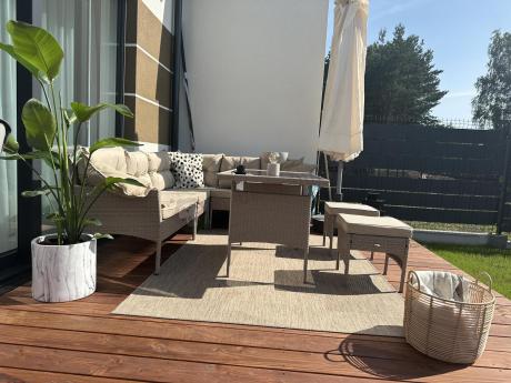 narożnik ogrodowy z wysokim stołem