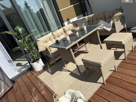 narożnik ogrodowy z wysokim stołem