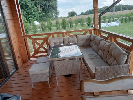 narożnik ogrodowy z wysokim stołem