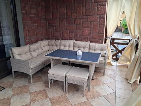 narożnik ogrodowy z wysokim stołem