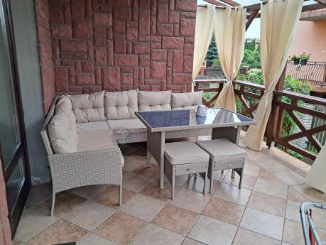 narożnik ogrodowy z wysokim stołem