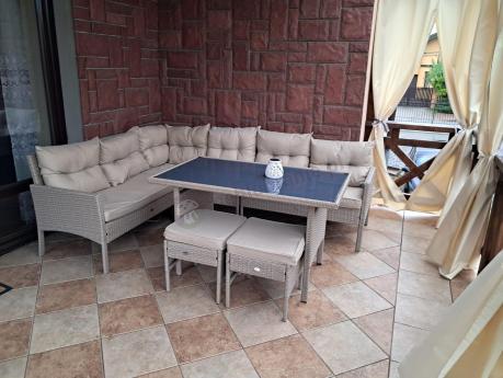 narożnik ogrodowy z wysokim stołem