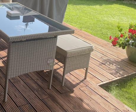 narożnik ogrodowy z wysokim stołem