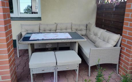 narożnik ogrodowy z wysokim stołem