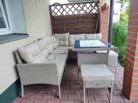 narożnik ogrodowy z wysokim stołem