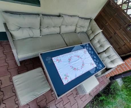 narożnik ogrodowy z wysokim stołem