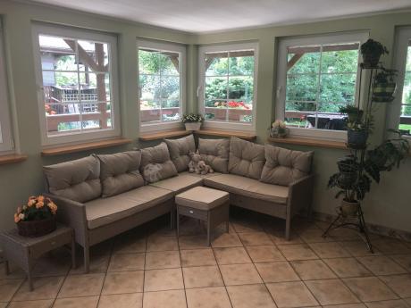 narożnik ogrodowy z wysokim stołem