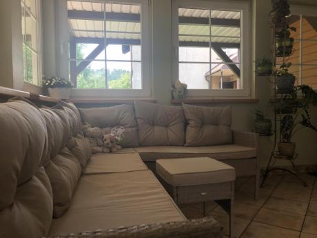 narożnik ogrodowy z wysokim stołem