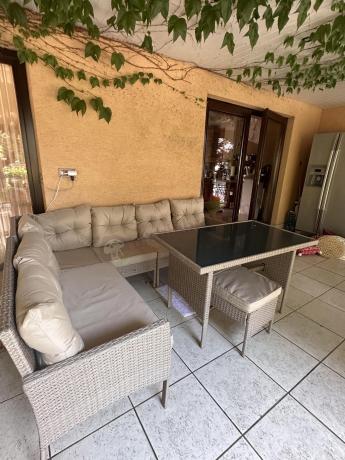 narożnik ogrodowy z wysokim stołem