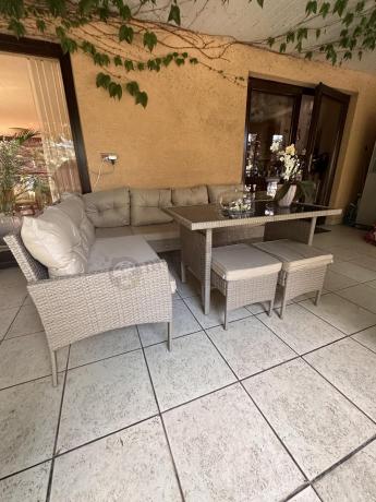 narożnik ogrodowy z wysokim stołem