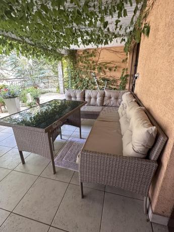 narożnik ogrodowy z wysokim stołem