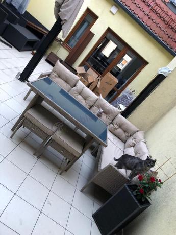 narożnik ogrodowy z wysokim stołem