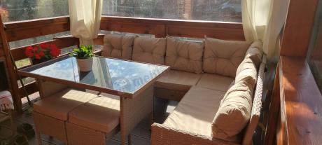 narożnik ogrodowy z wysokim stołem