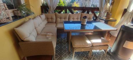 narożnik ogrodowy z wysokim stołem