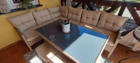 narożnik ogrodowy z wysokim stołem