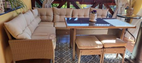 narożnik ogrodowy z wysokim stołem