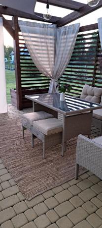 narożnik ogrodowy z wysokim stołem