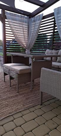 narożnik ogrodowy z wysokim stołem