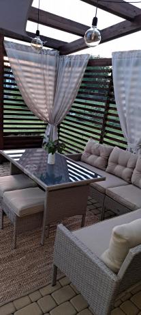 narożnik ogrodowy z wysokim stołem