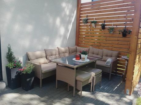 narożnik ogrodowy z wysokim stołem