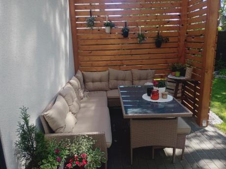 narożnik ogrodowy z wysokim stołem