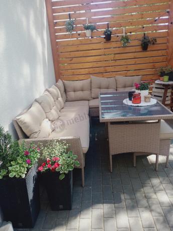 narożnik ogrodowy z wysokim stołem