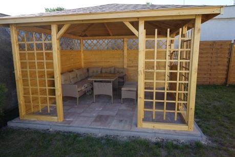 narożnik ogrodowy z wysokim stołem