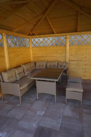 narożnik ogrodowy z wysokim stołem