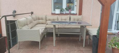 narożnik ogrodowy z wysokim stołem