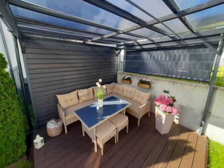 narożnik ogrodowy z wysokim stołem