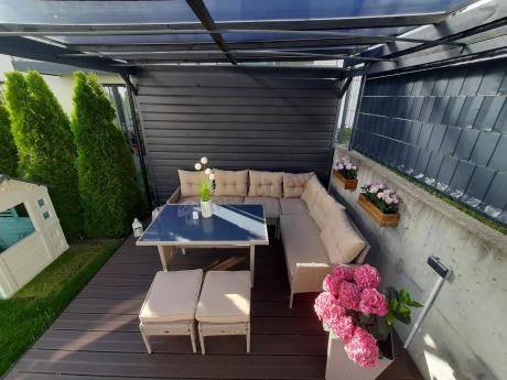 narożnik ogrodowy z wysokim stołem