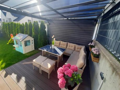 narożnik ogrodowy z wysokim stołem