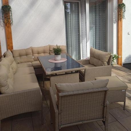 Technorattanowy narożnik z wysokim stołem, fotelami i pufami Perata Corner Plus – Natural